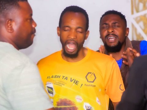 Trois membres chantent ensemble pendant la louange